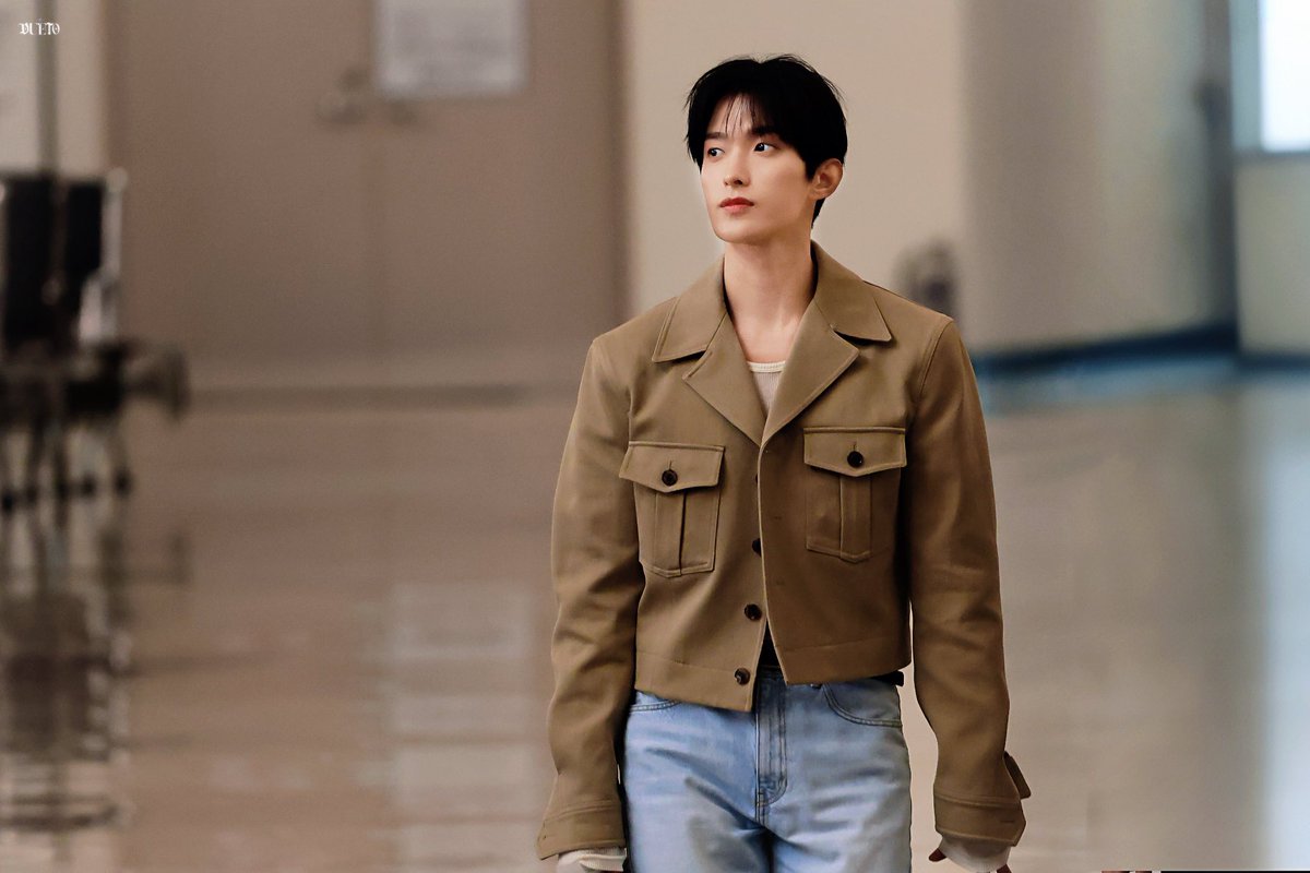 KyeomsBaekery's tweet photo. dokyeom turning the airport into his own runway🫠🫠🫠 https://t.co/Q3D4vQp6C8
