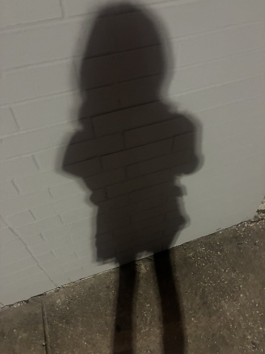 robocutiee's tweet image. #myshadow #sheskinnierthanme
