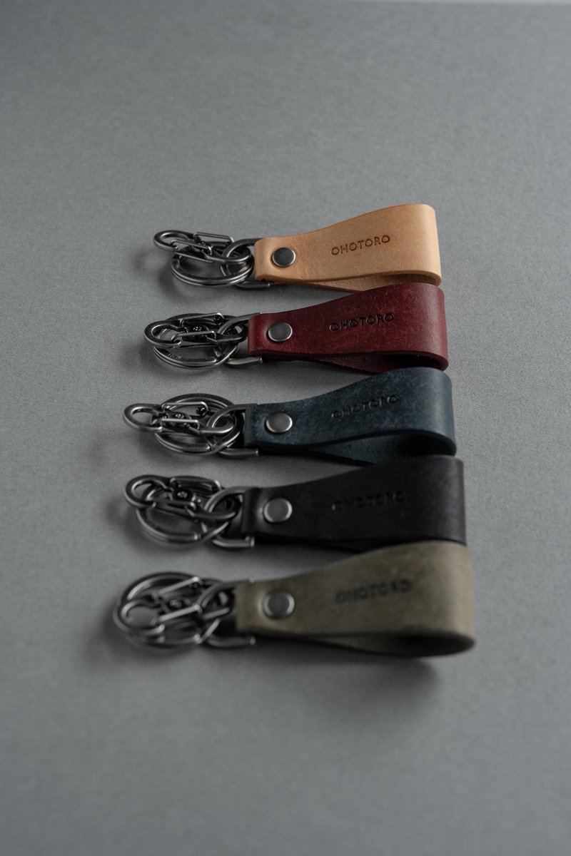 味わい深いレザーで人気を集めた Lento Keyring に、「sabi wallet」の