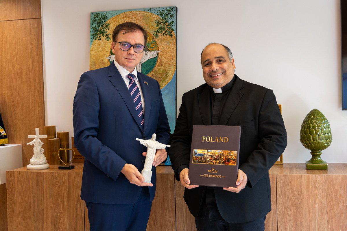 PLnoBrasil's tweet photo. Spotkanie amb. @CieszkowskiA z o. Omarem, rektorem sanktuarium Chrystusa Odkupiciela w Rio de Janeiro. Już za tydzień z okazji polskiego Święta Narodowego Konstytucji 3 Maja figura Chrystusa w Rio zostanie podświetlona na biało-czerwono 🇵🇱. https://t.co/rqEjKAzqSi