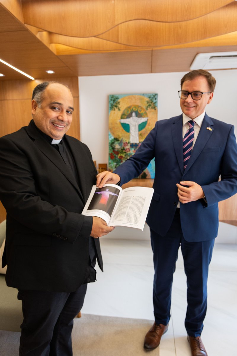 PLnoBrasil's tweet photo. Spotkanie amb. @CieszkowskiA z o. Omarem, rektorem sanktuarium Chrystusa Odkupiciela w Rio de Janeiro. Już za tydzień z okazji polskiego Święta Narodowego Konstytucji 3 Maja figura Chrystusa w Rio zostanie podświetlona na biało-czerwono 🇵🇱. https://t.co/rqEjKAzqSi