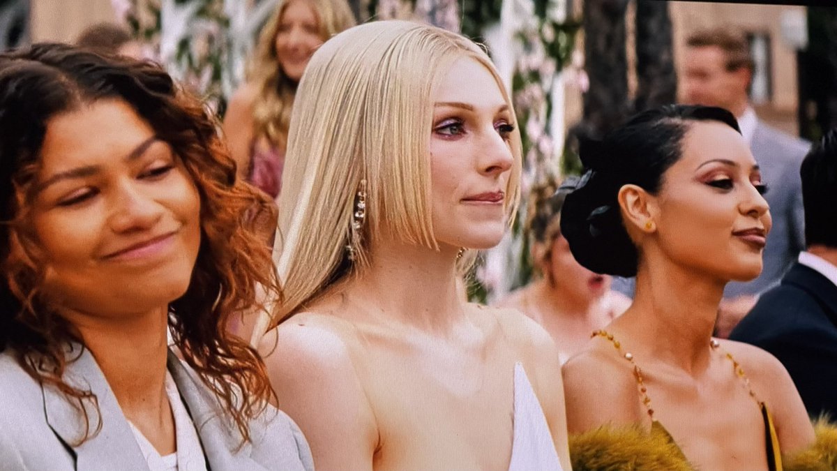 dedurou o caso da cassie e do nate pra maddy, paixão que o nate não consegue superar e pegou o pai dele, e, ex do nate que a mãe dele odeia... elas abalaram mucho aparecendo no casamento