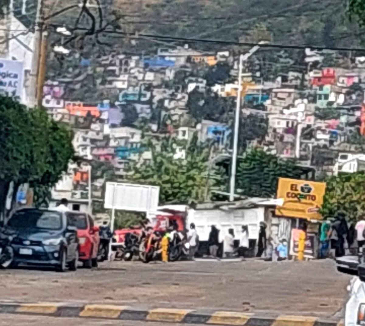 CuartaPlana's tweet image. #Video | Reportan acciones de violencia y balacera en La Fundición en San Martín #Mexicapan de la Ciudad de #OaxacaDeJuárez. Señalan que los responsables están encapuchados y al parecer pertenecen a un sindicato de teanaportistas.

#ULTIMAHORA #Noticias #Entérate #Oaxaca