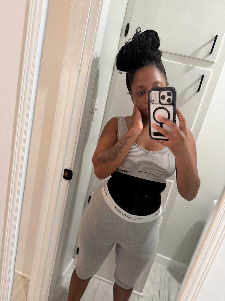 joreshiaa's tweet photo. we love a good waist trainer 🤏🏾 https://t.co/jreSuQvrKq