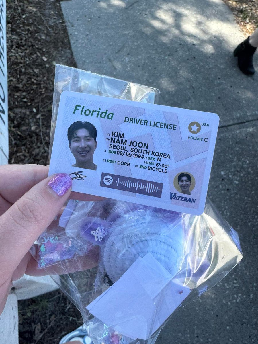 @사진 페북펌
아미들 진짴ㅋㅋㅋㅋ freebies 플로리다 면허증 기가막히게 잘만들엇자나 ㅋㅋㅋㅋㅋㅋ 
Rest:CORR <-안경쓰는사람임
End: Bicycle <-자전거 특수운전자 (뭔데🤣
Veteran: 전역군인
야무지게 별표(리얼아이디-연방 기준 인증 면허증) 까지 달고 스폿티파이 코드찍어보니 NUTS from RPWP