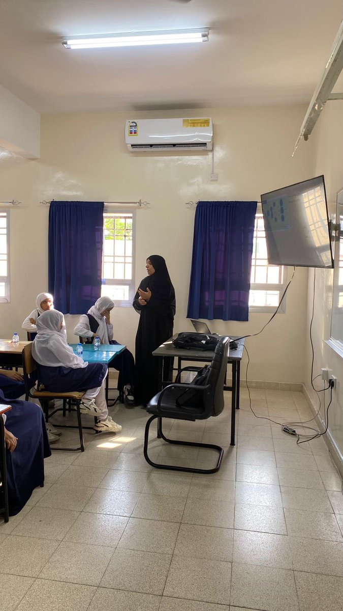 dbscuon's tweet photo. نظم قسم علوم الحياة والكيمياء محاضرة علمية حول البيئة المستدامة استهدفت طالبات مدرسة أم المنذر الأنصارية (5-9). قدمت المحاضرة الدكتورة عائشة محمد العبرية، حيث سلطت الضوء على مفاهيم الحياد الصفري الكربوني، واستعرضت توجهات سلطنة عمان الطموحة في مجال الطاقة المتجددة. https://t.co/cXd4iyjRM9