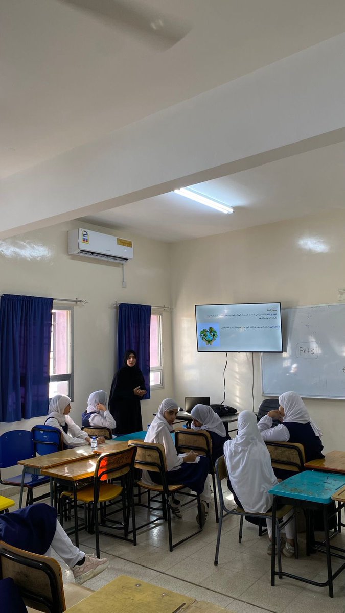 dbscuon's tweet photo. نظم قسم علوم الحياة والكيمياء محاضرة علمية حول البيئة المستدامة استهدفت طالبات مدرسة أم المنذر الأنصارية (5-9). قدمت المحاضرة الدكتورة عائشة محمد العبرية، حيث سلطت الضوء على مفاهيم الحياد الصفري الكربوني، واستعرضت توجهات سلطنة عمان الطموحة في مجال الطاقة المتجددة. https://t.co/cXd4iyjRM9