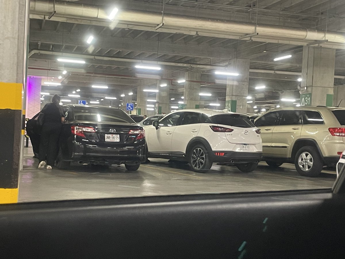 frijol88's tweet photo. @Trafico_ZMG esta persona del Toyota negro (JNR-14-75) estuvo circulando en sentido contrario casi atropellando peatones dentro del estacionamiento de La Pela frente a Liverpool y al momento de estacionarse le pegó a la Mazda blanca (JSR-67-03) https://t.co/SjbtGDPzDI