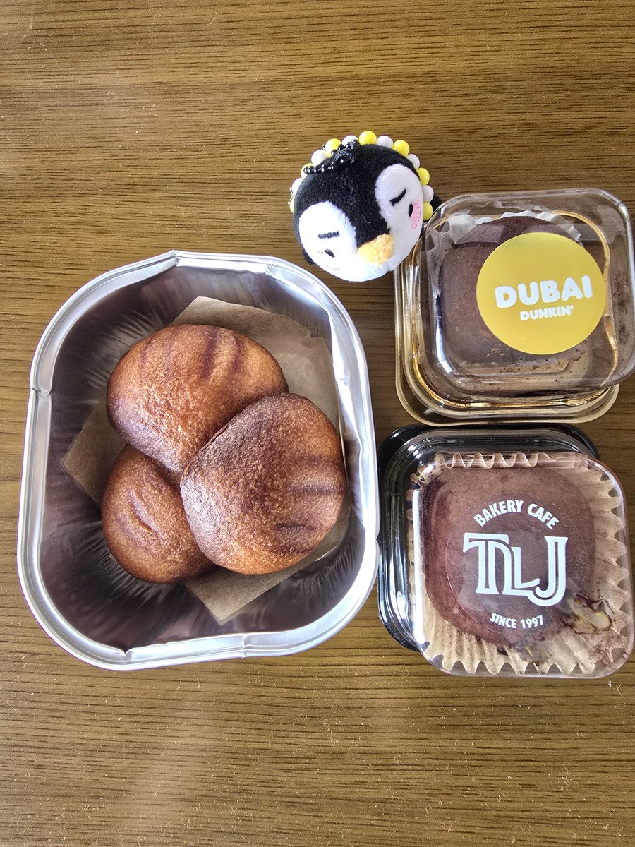 🇰🇷滞在中、ドバイチョコすっかり忘れてて、帰りの空港内で見つけたダンキン🍩のドバイチョコとパン屋さんで見つけた可愛いパン？