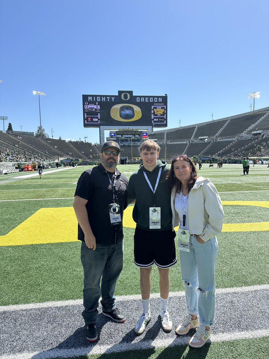 SWALSHOREGON's tweet photo. Fun day at the @oregonfootball spring game! @Walsh_jamison88 LS. Thank you @CoachJoeLorig @tschive @finchmachine96 https://t.co/sBr6S31YrF