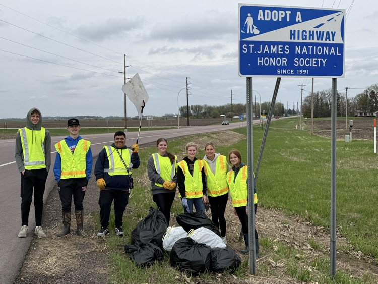 ISD840's tweet photo. Thanks to our NHS members and Mr.Burman for completing ditch cleanup today!!! https://t.co/hbd9un9wGp