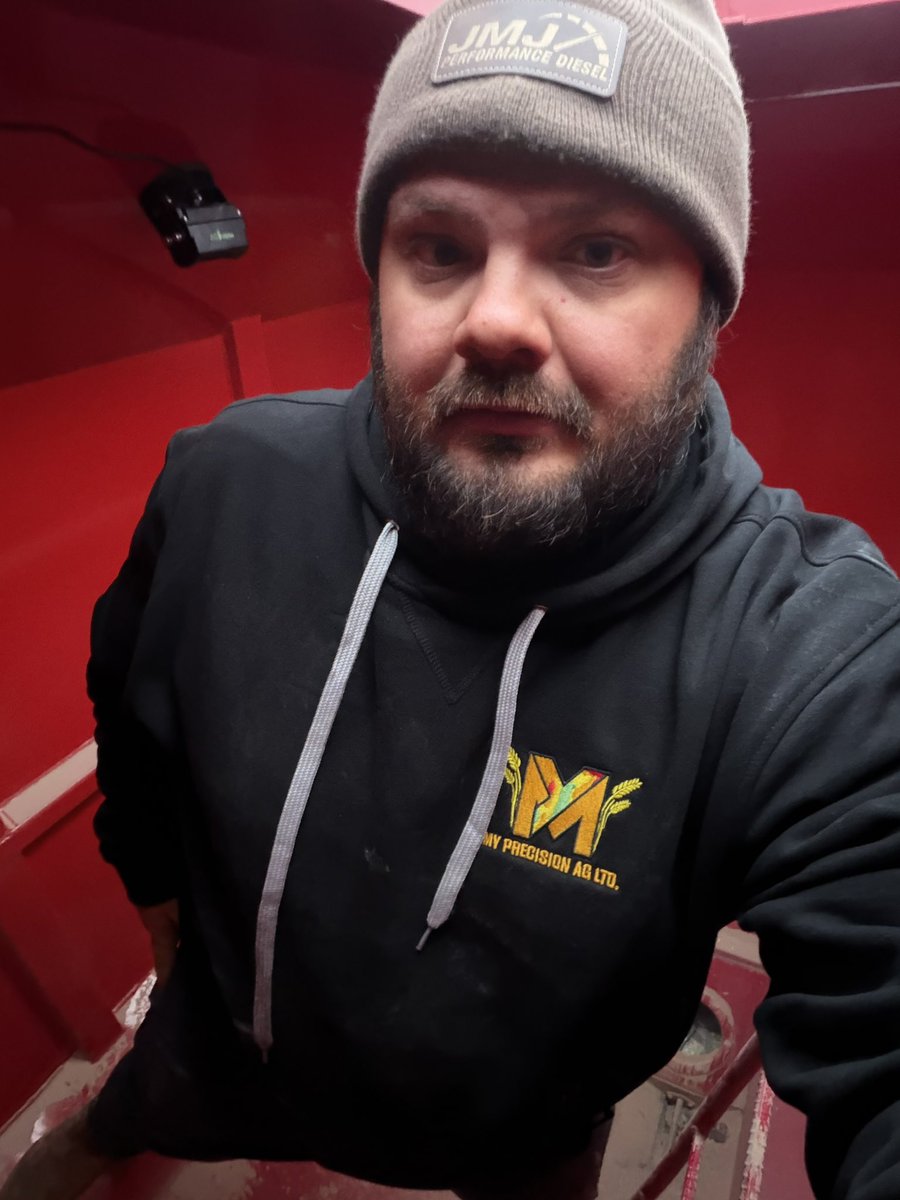 MYPrecisionAg's tweet image. Glad to be crawling around inside air seeder tanks, no wind and a few degrees warmer in here 😂 #cameras