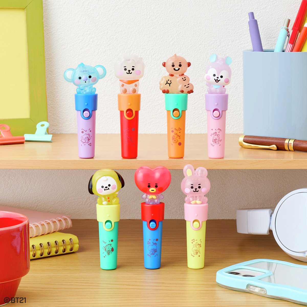 candytoy_c's tweet image. ＼💡9月発売決定💡／

#BT21 のLight stick charm2が発売決定💫

スティック型ライトチャームで、スイッチを入れるとキャラクター部分がほんのりライトアップ🔦ボールチェーンがついているので、置いて飾っても、手で持って楽しめます❤️‍🔥

▶︎bandai.co.jp/candy/products…

#バンダイ食玩