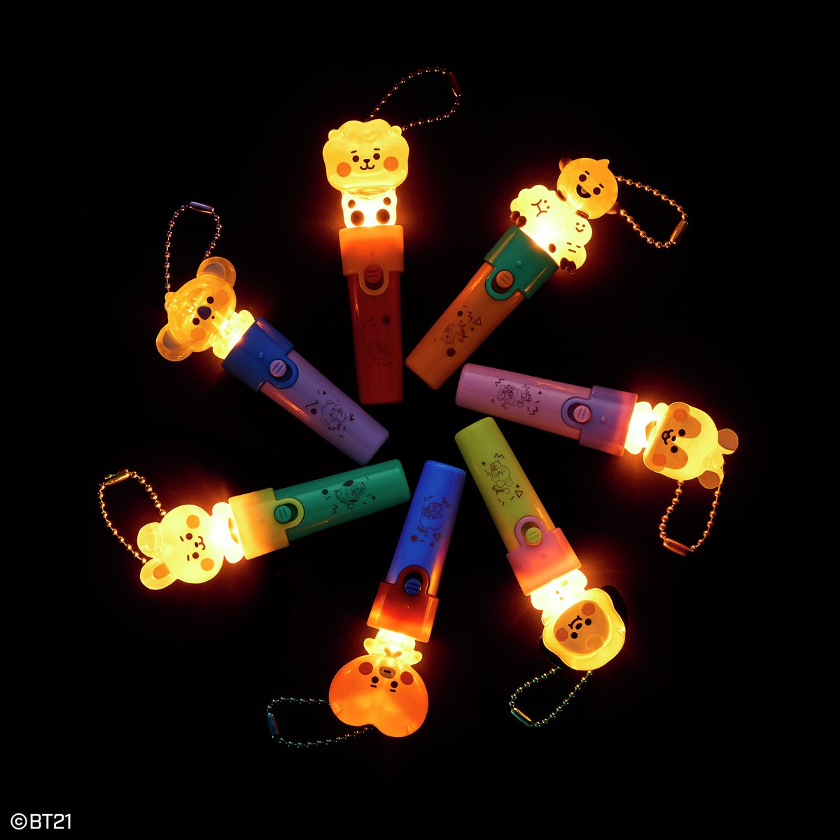 candytoy_c's tweet image. ＼💡9月発売決定💡／

#BT21 のLight stick charm2が発売決定💫

スティック型ライトチャームで、スイッチを入れるとキャラクター部分がほんのりライトアップ🔦ボールチェーンがついているので、置いて飾っても、手で持って楽しめます❤️‍🔥

▶︎bandai.co.jp/candy/products…

#バンダイ食玩
