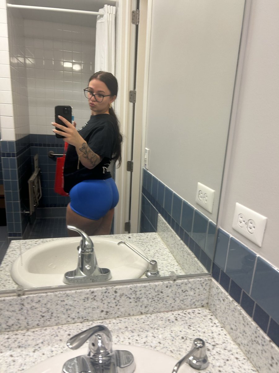 fayexrose's tweet photo. I love the gym😛🫣 https://t.co/b2q9tCx2AR