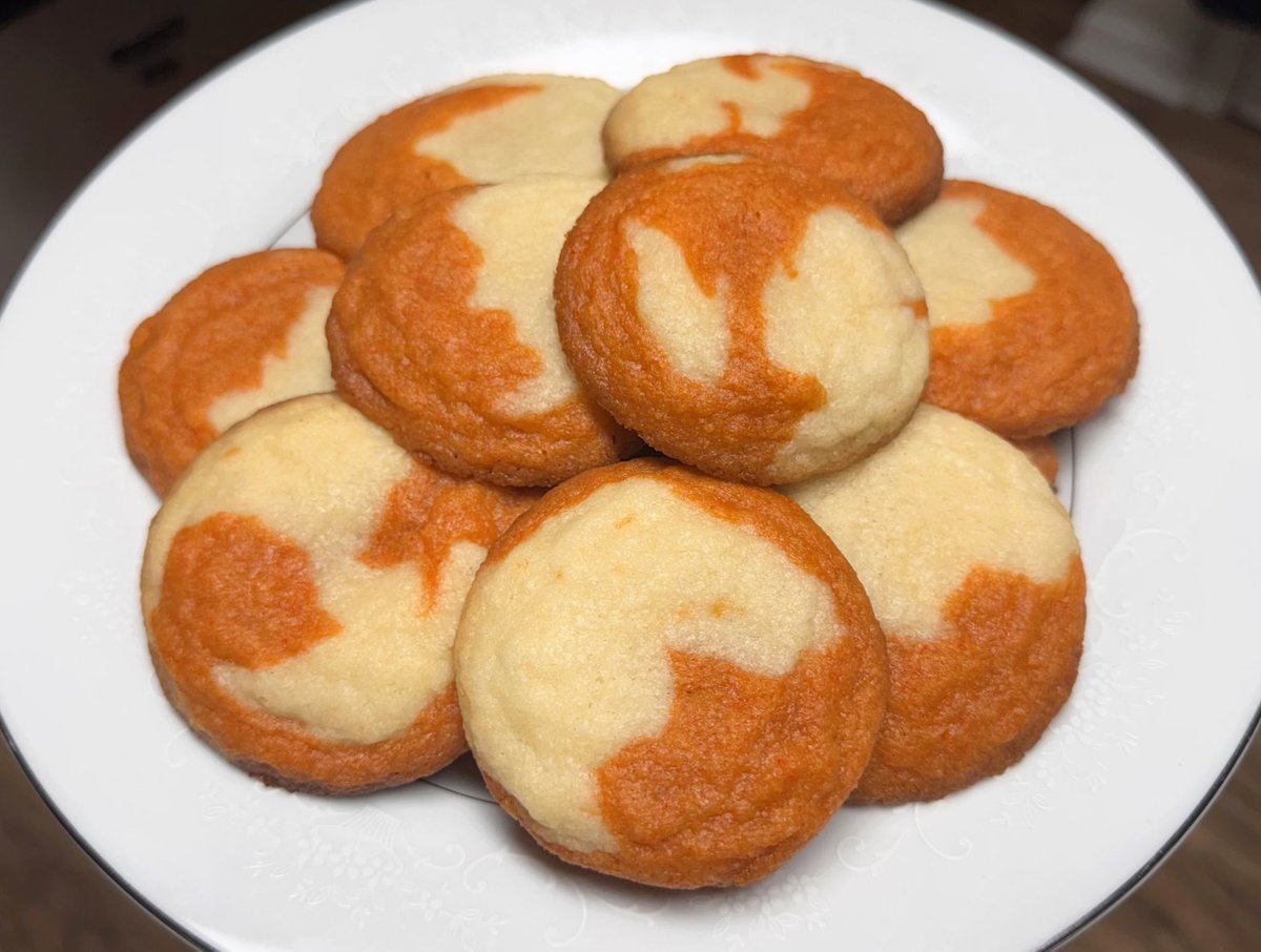 morbidmomo's tweet image. thai tea sugar cookies :))