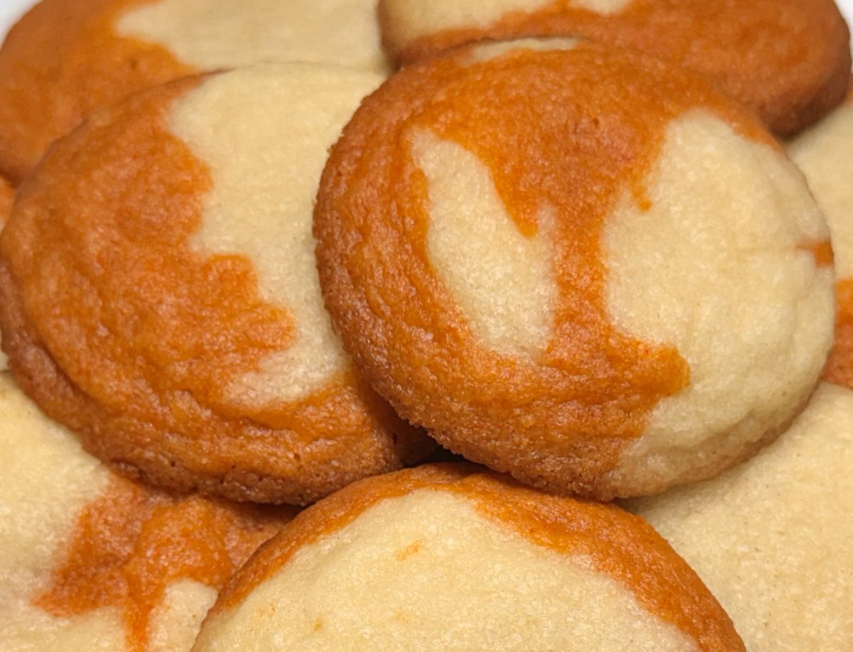 morbidmomo's tweet image. thai tea sugar cookies :))