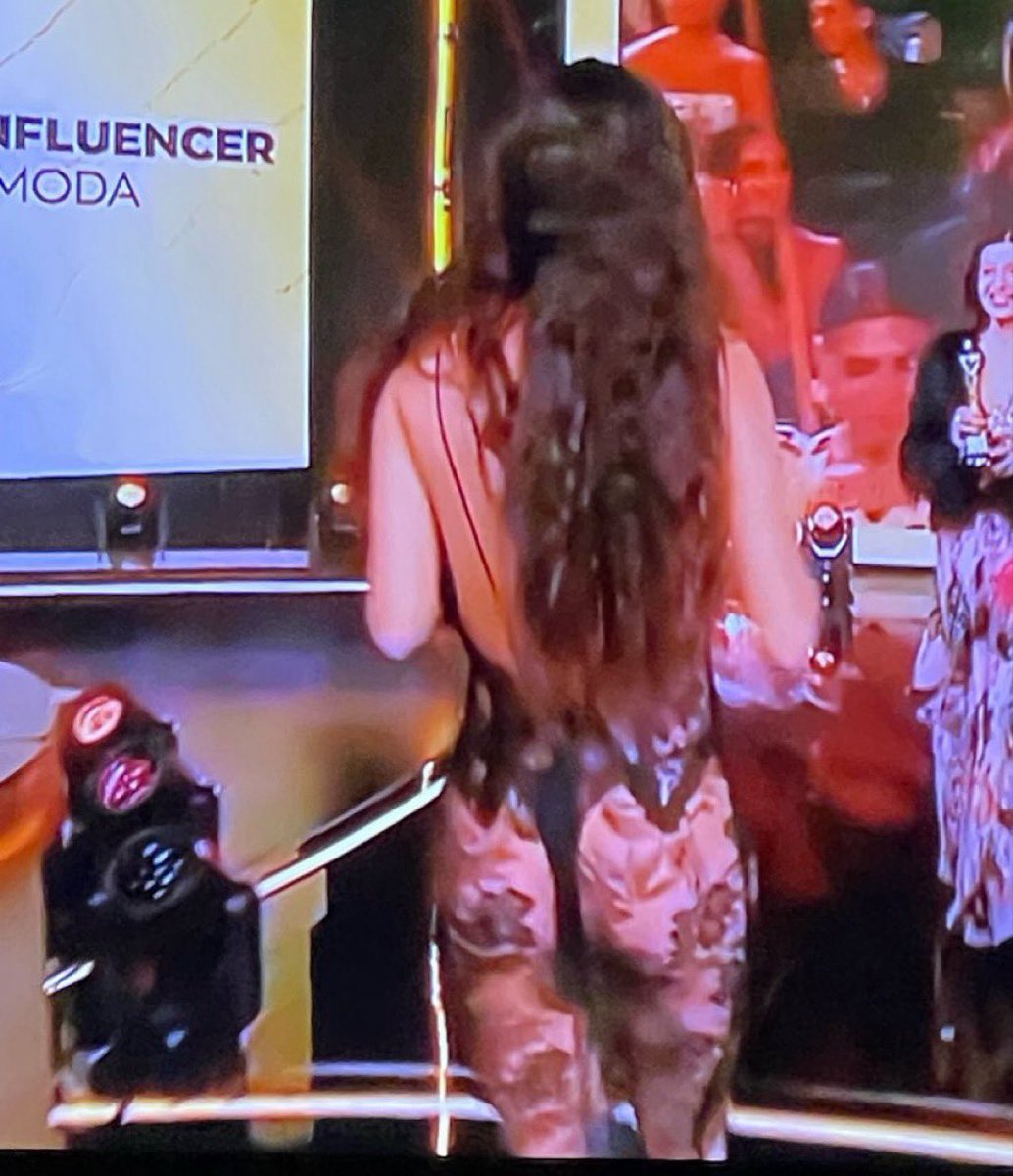 Zaira Nara contó n #MFModa 
“Bueno menor me voy a poner un vestido por si gano el premio” …
(de nuevo en bombacha)
Se superaba a ella misma