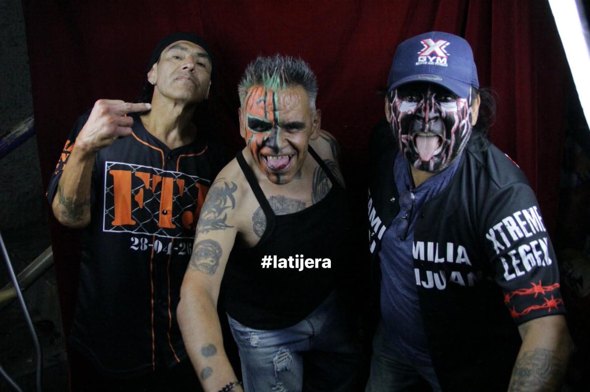 LaTijeraLucha's tweet image. Homenaje a tres leyendas extremas de la lucha libre mexicana por el extranjero, los guerreros aztecas incasables del mundo extremo🔥⛓️🧨
Con un ambiente espectacular el público de la Arena Naucalpan se le entrega a #NichoElMillonario, #Halloween y #Damian666 entre gritos y porras
