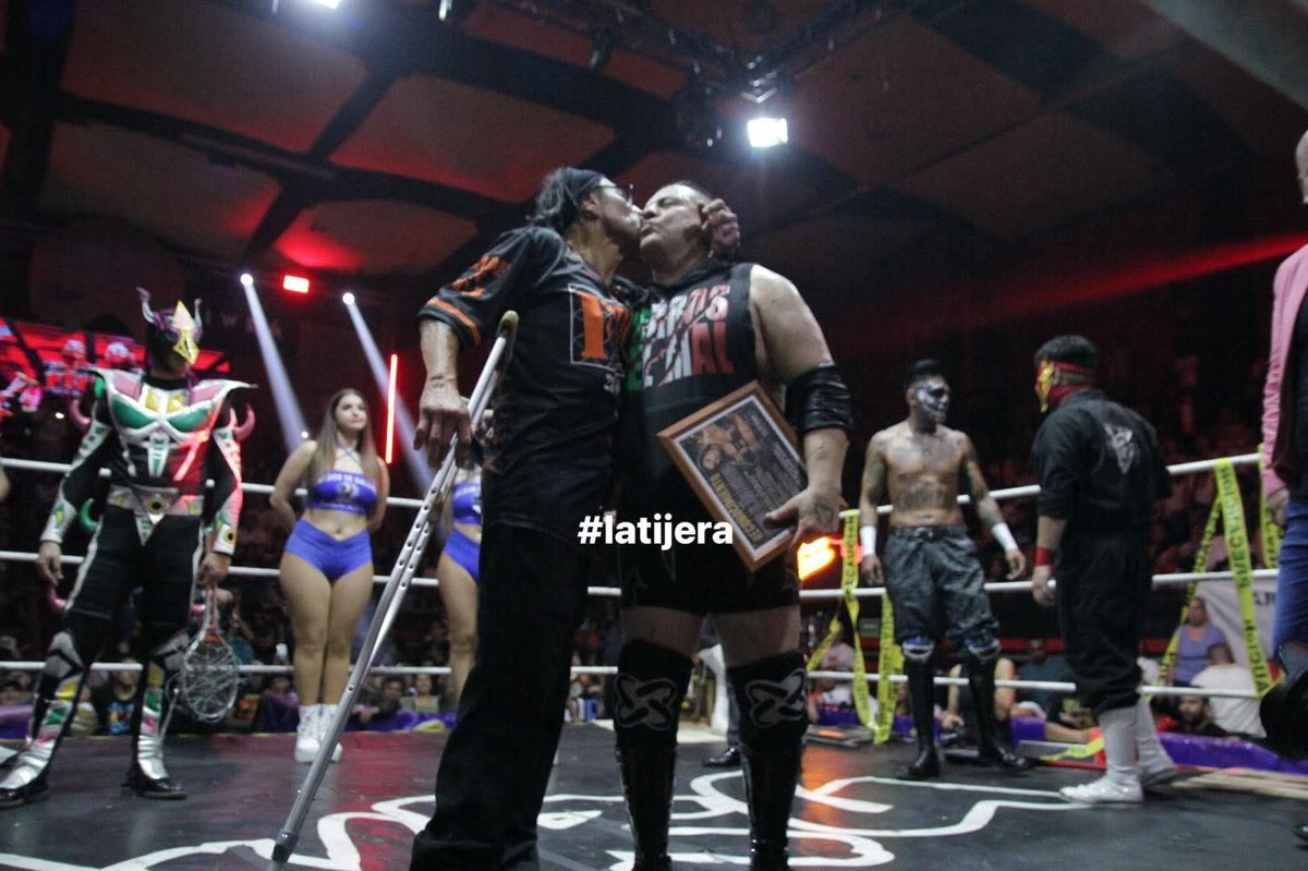 LaTijeraLucha's tweet image. Homenaje a tres leyendas extremas de la lucha libre mexicana por el extranjero, los guerreros aztecas incasables del mundo extremo🔥⛓️🧨
Con un ambiente espectacular el público de la Arena Naucalpan se le entrega a #NichoElMillonario, #Halloween y #Damian666 entre gritos y porras