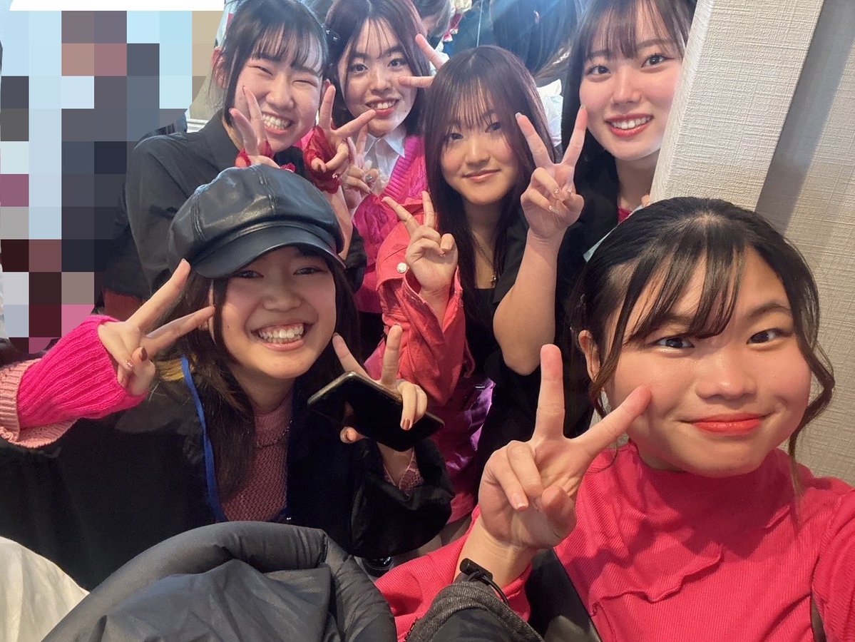 ま な tweet media