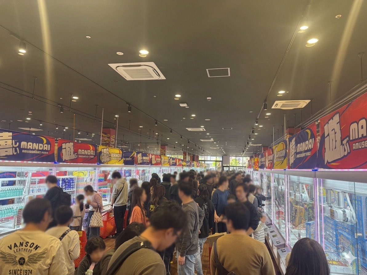 #万代盛岡盛南店　この土日オープン2日間でなんとなんと19,976人のお客様にご来店いただきました。
本当にありがとうございます🤲
お店はスタートしたばかり。これからお客様のご要望に合わせて改善を進めていきます。盛岡の皆様にとって最高のエンターテイメント溢れる場所を全社で創ってまいります。