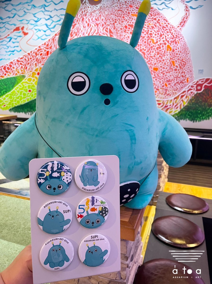 atoa_kobe's tweet image. ／
アトアのマスコットキャラクター
『スピ』の缶バッジが新発売☺️
＼

3階FOYERのカプセルトイで販売中！
どのデザインが出るかはお楽しみです💞

アトアのご来場記念にピッタリ✨
ぜひチェックしてくださいね🤗
#アトア　#グッズ　#缶バッジ