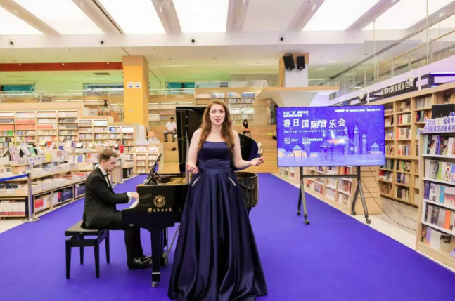 MetaGuangdong's tweet image. Shenzhen turns the page with its latest Reading Week! 📖 The initiative featured a classical concert by British pianist David Gray, bringing world-class literature and music closer to the community. 🎹🎵

#Shenzhen #ReadingWeek #WorldBookDay #CulturalExchange #ClassicalMusic