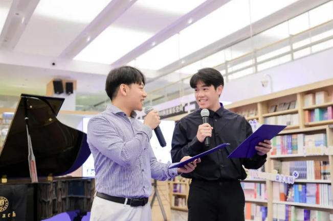 MetaGuangdong's tweet image. Shenzhen turns the page with its latest Reading Week! 📖 The initiative featured a classical concert by British pianist David Gray, bringing world-class literature and music closer to the community. 🎹🎵

#Shenzhen #ReadingWeek #WorldBookDay #CulturalExchange #ClassicalMusic