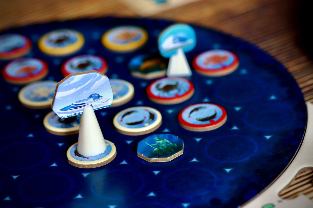 Cartwright_Four's tweet image. Learned, played a 4P game of the abstract #boardgame Fathom (2025, rated 7.1, ranked 15,423rd on BGG)

Tagline: discover mysterious creatures in the bioluminescent depths of the ocean

Draft tokens, arrange them in scoring-patterns, arrangements - just like in Cascadia (2021)