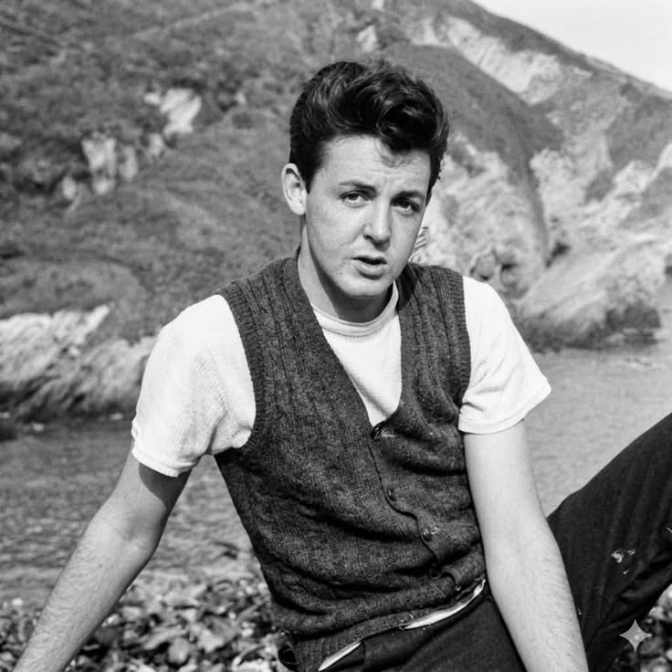 parklifebyler's tweet image. i know theyre not the same type of vest but god do they look great on them #TETHER