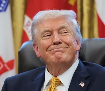 HP80sharkey's tweet photo. @allenanalysis @DeborahMeaden Confirmation that Trump needs a new secure room ....he sure enough does-with  double padlocked door and padded walls.Oh yes ,don't forget the full-length mirror so he can admire his adoring  number one fan. https://t.co/3BwVA6R7n4