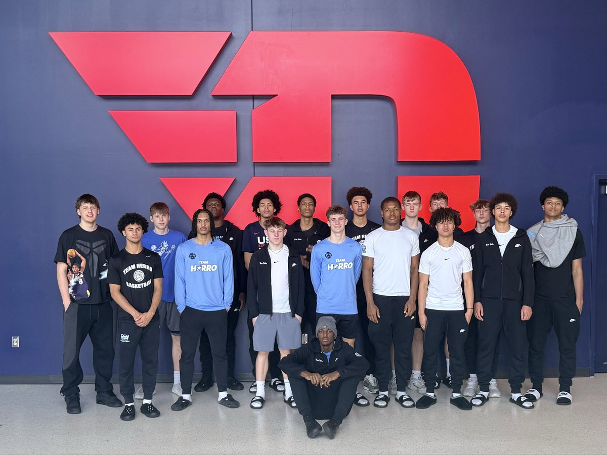 CoachHailey12's tweet photo. Special shoutout to my brother @coachyakes7 for giving our E15s and E16s an amazing tour of the University of Dayton. The people, campus and athletic facilities were all first class! Thanks so much Coach! 🤞🏾💫🏀 https://t.co/wlxlqs6NW7