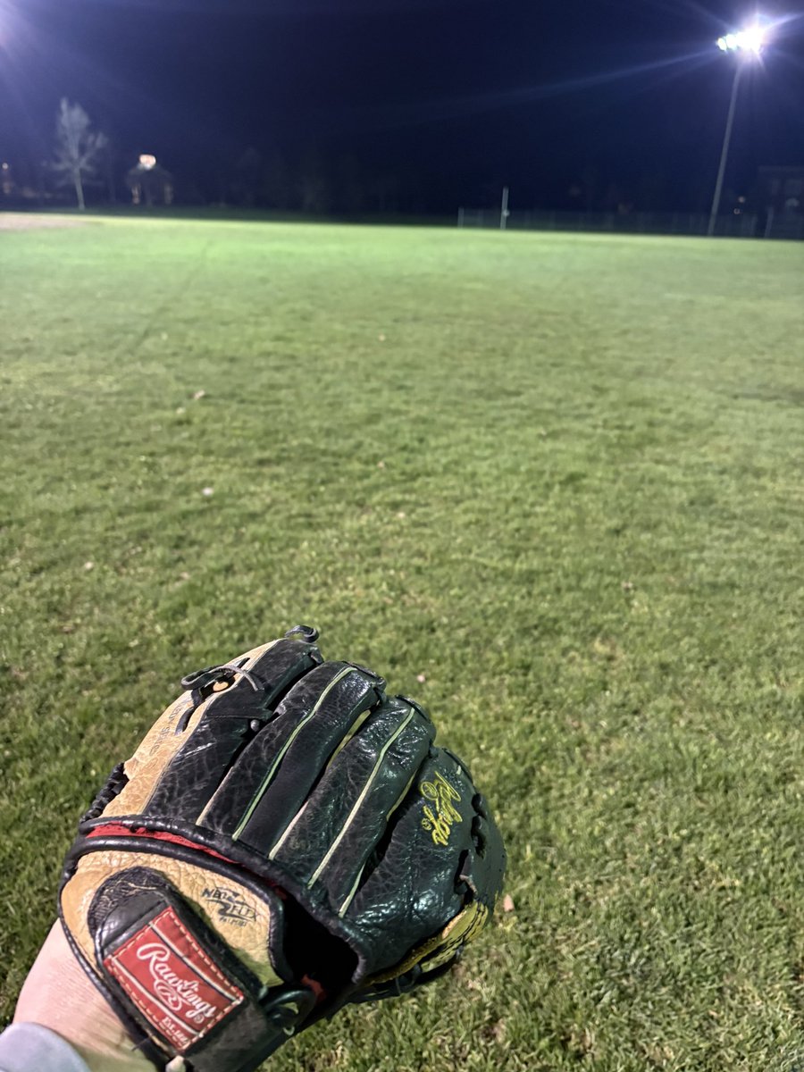 stripeshowstan's tweet image. All the A2000 posts made me go to play it again and buy a mitt. Long toss under the lights tonight #back