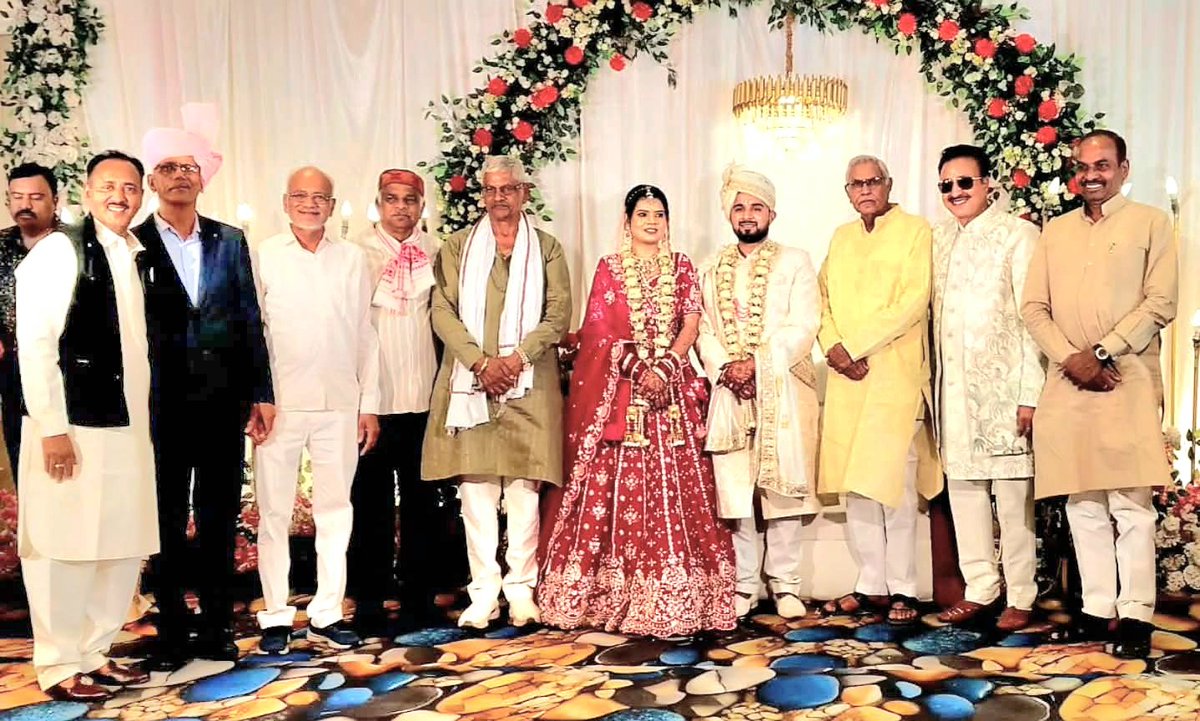 ijaykishore's tweet photo. द पार्क, इटारसी में पिपरिया निवासी पूर्व जिला महामंत्री ओजस्वी वक्ता श्री गिरधर मल्ल के भतीजे के विवाह समारोह में पूर्व विधानसभा अध्यक्ष विधायक डॉ सीतासरन शर्मा जी पूर्व विधायक हरिशंकर जायसवाल जी के साथ सम्मिलित होकर नवदम्पति को हार्दिक शुभकामनाएं प्रेषित की। https://t.co/ThIskHWJTL