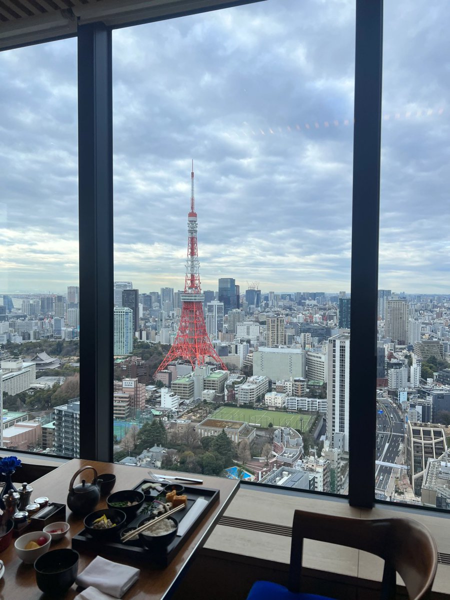 ari_churosu's tweet image. 東京エディションの“人生の朝食”☀
この天気、ちょっと変だよね。週末はあんなにいい天気だったのに、月曜日からもう雨なの？😥
#東京 #月曜日 #雨の日 #朝ごはん