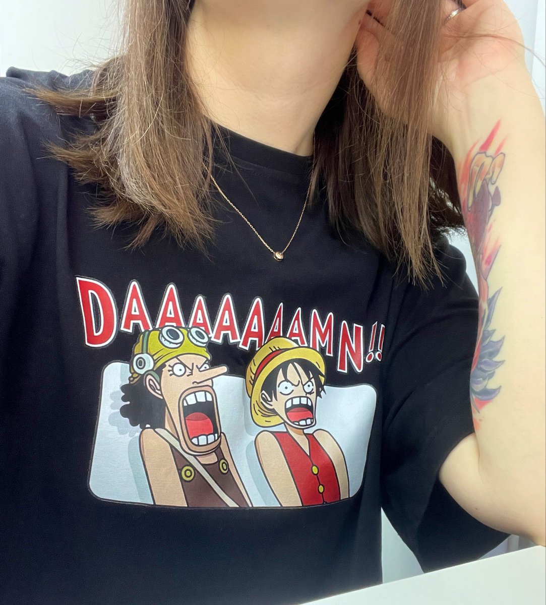 Наконец-то потеплело и я достала свою любимую рабочую футболку. За эту долгую паршивую зиму реально отвыкла от принтов и цвета 🥲
И вообще, со своим унылым невыспавшимся хлебалом я просто олицетворение антирекламы Ванписа