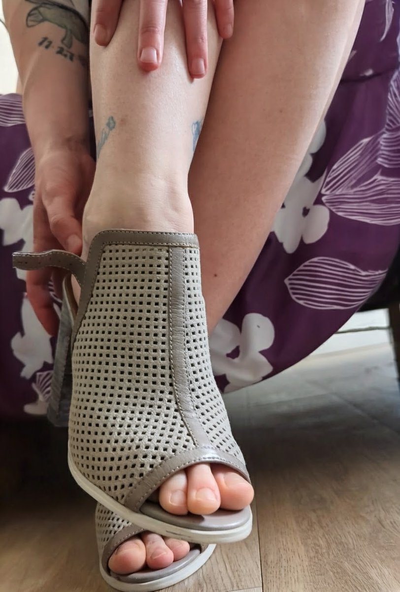 NaturalSoleMuse's tweet photo. Make it rain. Heels for days 👠💋💦
Subscribe to my OF for kink worthy content 😘

https://t.co/XUoqGraoDU

#footfetish #feetِ #prettyfeet #alldressedtoes #feetpics #heels #heelfetish #footkink #feetkink #kink #feetfinder #feetworship https://t.co/gTsS2VgllI