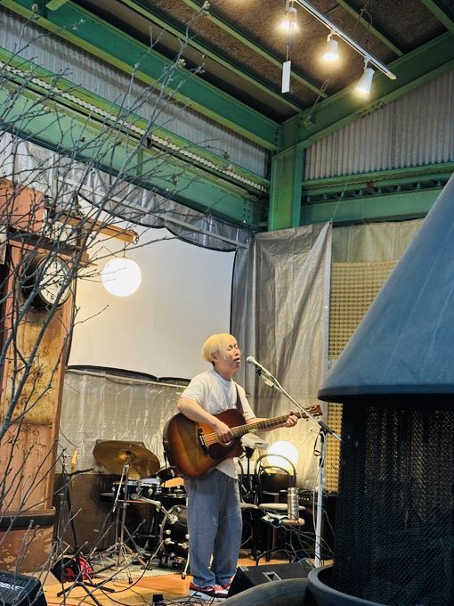 KEEWO_umazume's tweet photo. 日付け変わって昨日、香川 高松フォーク道場でのライブをご覧下さった皆さんありがとうございました！😊

少し久しぶりの高松は皆さん温かく迎えて下さり、四国のミュージシャン仲間も顔を出してくれてとても素敵な1日となりました✨

雨音や時計の秒針の音とも融合して気持ち良い空間🍻
また来ます✨ https://t.co/5HO3ixqt7b