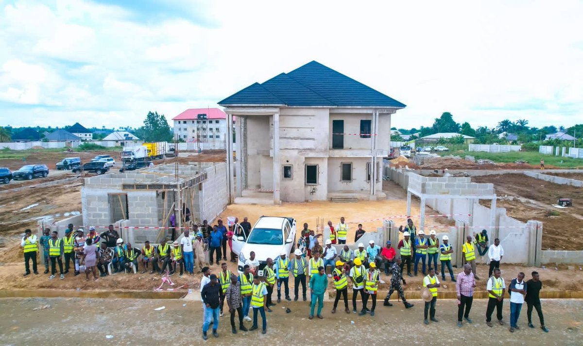 Uduakobong88439's tweet photo. According to the housing data, the Aviation Village project has already created 600 direct construction jobs. Housing projects do not only provide shelter, they also create livelihoods. #ARISEProjectImpact. https://t.co/edpl5MjVSY