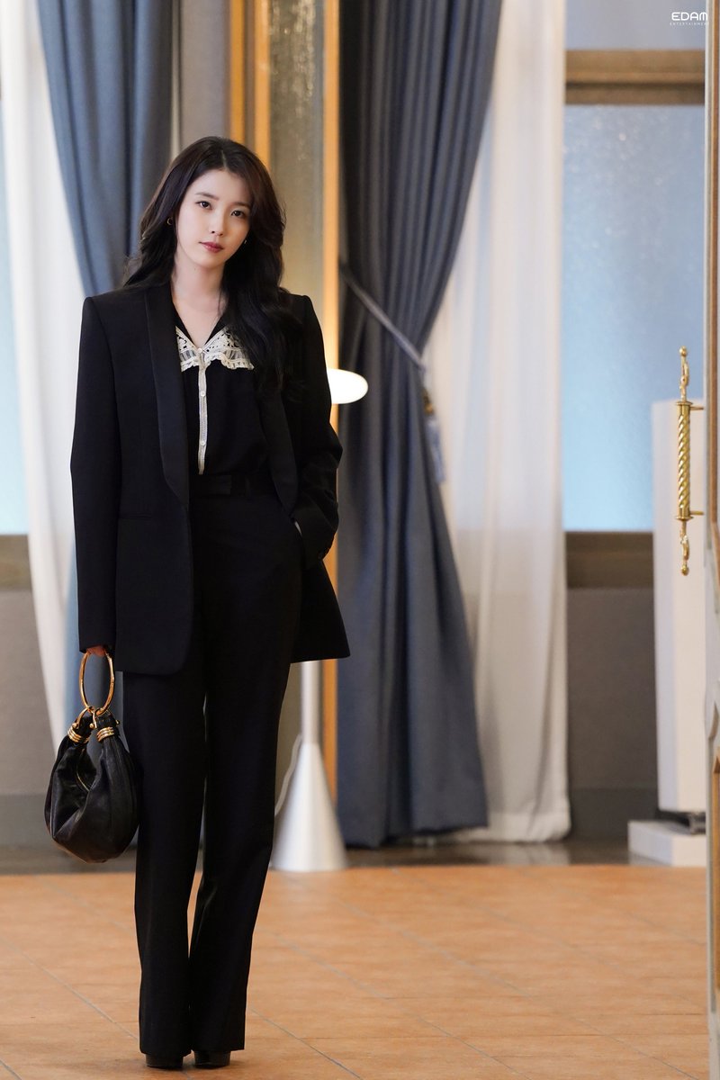 iuedelweiss's tweet photo. 희주 너무 어른여자…🖤

#아이유 #IU #21세기대군부인 #PerfectCrown https://t.co/JkoP66gybi