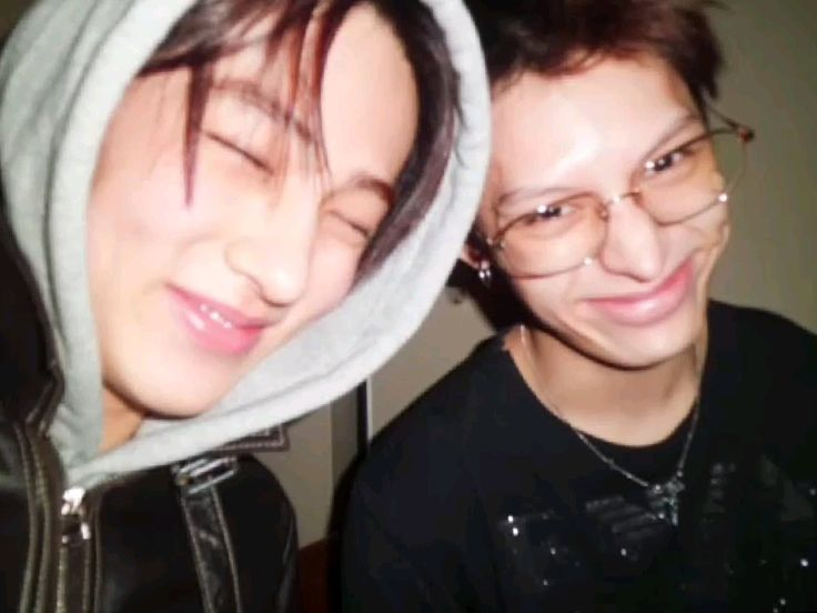 hyeonieverse's tweet photo. 09z is so precious to me like don’t you just love how the hyungs take care of their maknaes and their dynamics? martin babies keonho the most, seonghyeon is basically james’ daughter, and juhoon’s the calm big brother who always looks after the maknaes and keeps them grounded 😭 https://t.co/TLcjIbfskd