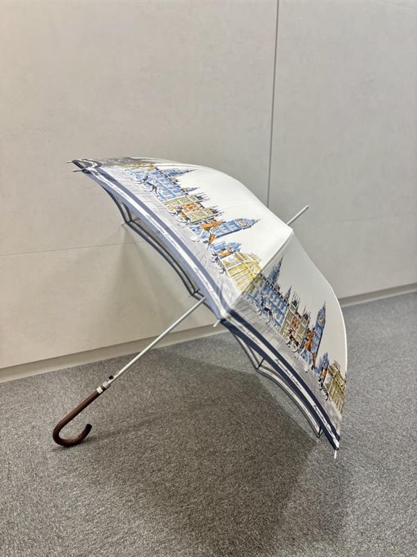 cocokarach's tweet image. 雨が上がりました⛅
この度、新しい傘を迎えました🌂

お気に入りは、長く寄り添うもの。
憂鬱な雨も、少しだけ前向きに変えてくれる存在です🐼
＃雨の日　＃傘　＃心の養生