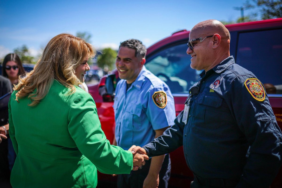 Jenniffer's tweet photo. Hoy reforzamos la capacidad operacional del Negociado del Cuerpo de Bomberos y del Negociado del Sistema de Emergencias 9-1-1 con herramientas modernas y especializadas. Entre los equipos adquiridos, ahora nuestros bomberos contarán con una nueva lancha de extinción de incendios para emergencias acuáticas.

Integramos 10 unidades Chevrolet Tahoe, con una inversión total de $584,850, para fortalecer el trabajo operacional en toda la isla, añadimos 2 unidades Kawasaki para la respuesta a incendios forestales, con una inversión de $52,960 de fondos provenientes de asignación federal del programa de asistencia a bomberos del Servicio Forestal de los Estados Unidos, además de 5 equipos de extricación (rescate vehicular), con una inversión total de $188,866.30.

Asimismo, anunciamos la incorporación de 4 vehículos Toyota RAV4 para el Negociado del Sistema de Emergencias 9-1-1, con una inversión de $133,591.