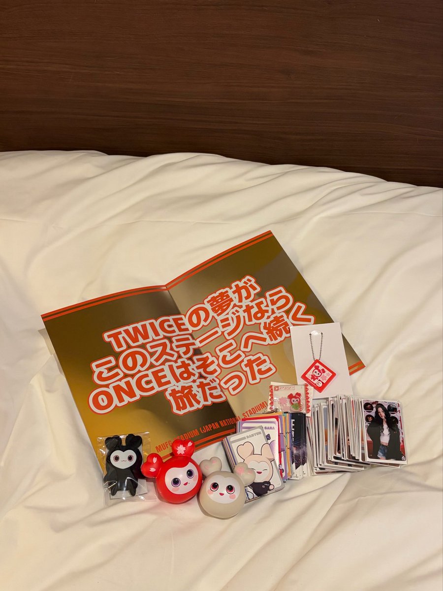 _dachaena's tweet photo. 初の国立での公演おめでとう💞
だひょんちゃんちぇよんちゃん復活おめでとう来てくれてありがとう🤍❤️

��テージ圧巻すぎてオープニングから鳥肌止まらないし、takedownと花火とアンコール曲がもう最高すぎて幸せだった〜
1日目トロッコでおちぇんに見てもらえたよ😭🫶🏻
#twice #国立競技場 https://t.co/1vw35zGh9o