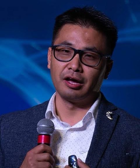 san_x_m's tweet image. His name is Armstrong Pame.

He was born in Impa village in Tamenglong district, Manipur. No roads. No electricity. Patients carried to hospitals on bamboo stretchers.

He watched all of it growing up and decided he would become an IAS officer and come back.

He cracked UPSC in