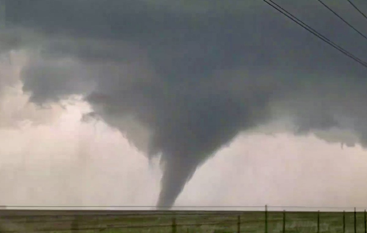 theScantman's tweet photo. Twins near Foraker at 8PM doing local live coverage on the #MCWX app @MikeCollierWX @StormChaseTV @DanielNymanPW https://t.co/5bngOeVrHE