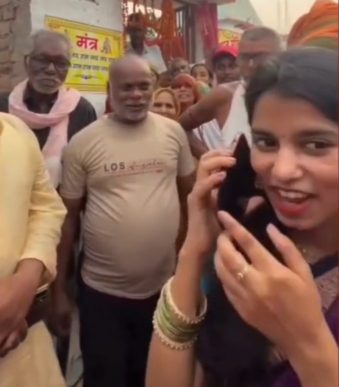 CommonBS786OM's tweet photo. ये मैथिली ठाकुर हैँ...

अलीनगर विधानसभा से विधायक.
इनको शायद पता नहीं था कि जनता घेर कर जवाब भी मांगती है... 😊

जनता - मैडम 4 दिन से बिजली नहीं आ रहा, बार बार कट रहा रात में भी 

मैथिली  ने  बिजली ��िभाग में फ़ोन लगाकर बोला - देखिये कितना बेइज्जती हो रहा है हमारा अपने ही क्षेत्र में, आप लोग इसका हल कीजिये 

ग्रा��ीण बोले, आपको ऐसे नहीं जाने देंगे 

तो मैथिली बिजली विभाग से बोलकर उनको तीन दिन में समस्या हल होने की बात करती है 

बिहार में आजादी के बाद अब भी बहुत इलाके ऐसे हैँ जहाँ बिजली नहीं पहुंच पाई है 

नीतीश लालू के राज़ के बाद भी स्थिती ज्यादा नहीं बदली है 

ऐसे में जनता का मैथिली की तरह कल को सम्राट चौधरी को भी घेर लेना कोई बडी बात नहीं होगी बिहार में..

वीडियो 👇👇
