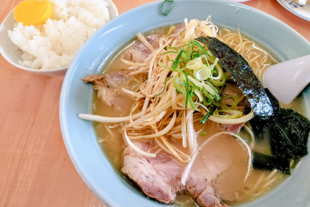 ToNao2017's tweet photo. #新ラーメンショップ北灘店
ネギチャーシューメンにライス小とギョーザで1450円❗

新ラーメンショップ屋号(ニューもあるよね🤔)は🔰
餃子は普通だけど🍜は当たり🎯スープに麺の硬さが好み💘

ラーショと言えばのネギにチャーシューも美味かった😋

#新ラーメンショップ #ラーメンショップ
@徳島 ★4.8 https://t.co/007dQvbNXS