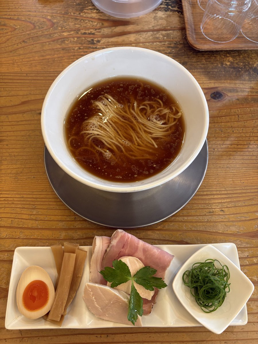 rocket5715k's tweet photo. らぁ麺　めん奏心（代官町）
鶏そばClassic🍜
丸鶏のダシが効いた優しいスープ🐔地産地消に拘った無化調の1杯美しい✨別皿の具材を入れるとスープの旨みが増して後半になるにつれ美味しくなって行く理想の放物線でした⤴️いつか煮干しや限定も食べてみたい😋ご馳走さまでした🙏 https://t.co/GSbJdxsKDV